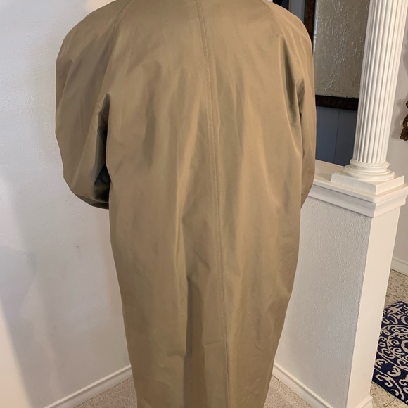 Mens knee-length trench coat. Orvis, 42 Long. Gortex, waterproof, no liner. Tan. - Picture 4 of 11